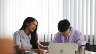 Doktorla hemşirenin bir araya gelişinin yavaş görüntüleri, tedavi planı hakkında danışma, bulanık ışık...