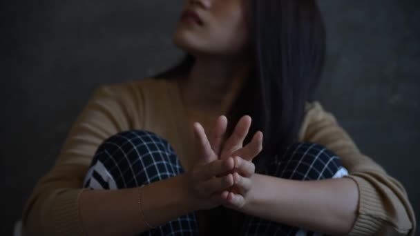 Imagens Lentas Mulher Estressada Levantando Mão Tocam Sua Cabeça Com — Vídeo de Stock