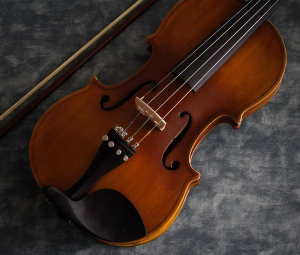 背景に配置されたヴァイオリンフロント側 アコースティック楽器の詳細を表示 ヴィンテージトーン — ストック写真