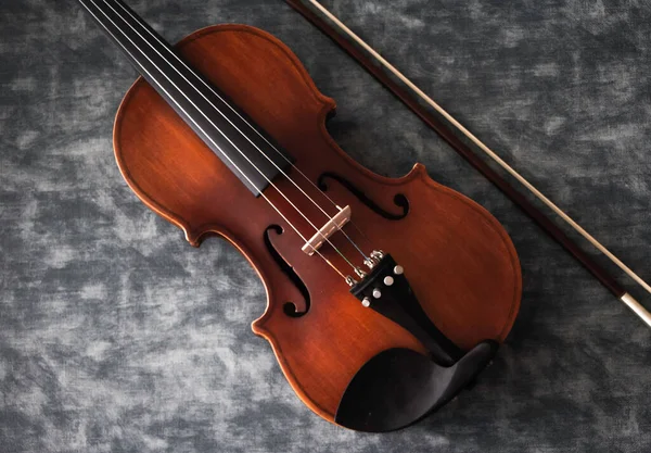 Violin Framsidan Sätta Bredvid Rosett Bakgrunden Visa Detalj Akustiska Instrument — Stockfoto