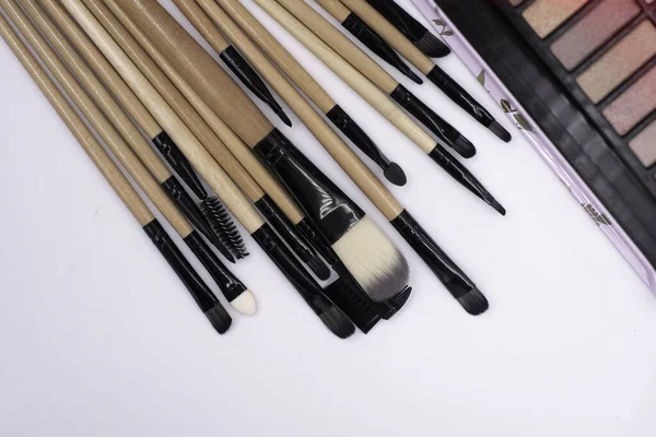 Makeup Borstar Sätta Bakgrunden Kosmetiska Verktyg Suddigt Ljus Runt — Stockfoto