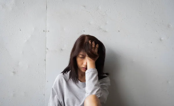 Mutsuz Kadın Elini Başına Koydu Üzgün Üzgün Bir Şekilde Bulanık — Stok fotoğraf