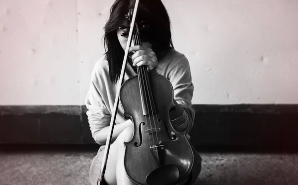 Violin Och Båge Höll Kvinnlig Hand Svart Och Vit Ton — Stockfoto