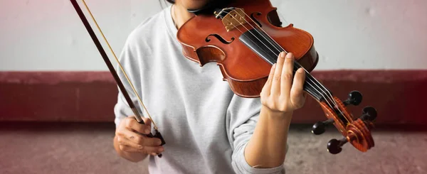 Violin Höll Kvinnlig Hand Fingertryckte Snöret Och Bugade Sig För — Stockfoto