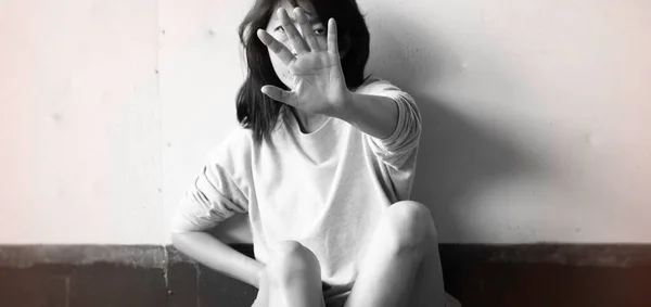 Olycklig Kvinnas Hand Reste Sig Och Täckte Hennes Suddiga Ansikte — Stockfoto