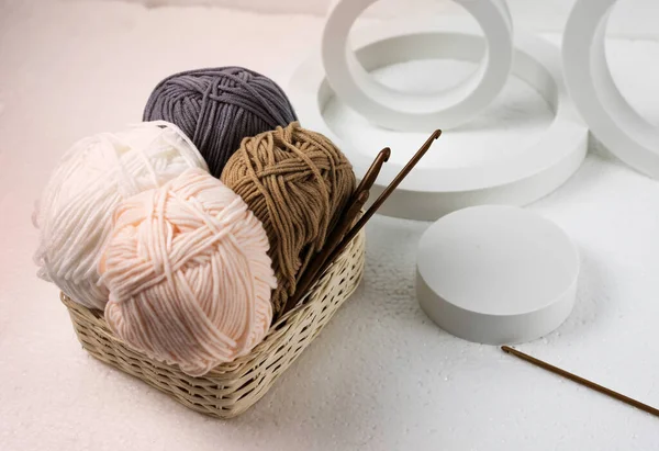 Yarn Balls Wooden Crochet Hooks Put Woven Basket Blurry Lightaround — Stock Photo, Image