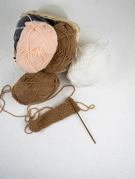 Vue Dessus Travail Crochet Avec Crochet Bois Boule Fil Brun — Photo