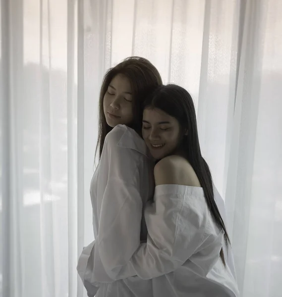 Dos Hermosas Damas Abrazándose Juntas Con Sentimiento Romántico Lado Ventana —  Fotos de Stock