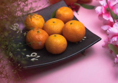 Çin portakalı siyah tabak, bulanık ışık...