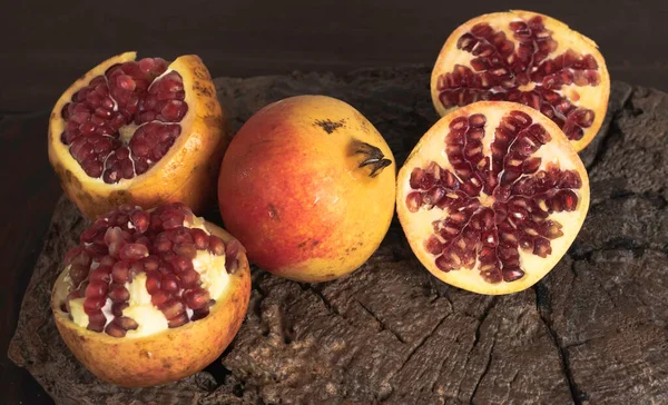 Granatapfel Viel Wassertropfen Auf Holzbretter Gelegt Verschwommenes Licht Umher — Stockfoto