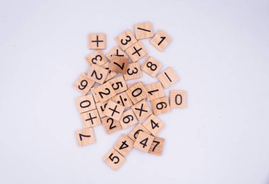 Ögrenmek için arka plandaki tahta blokta numara