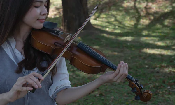 Primer Plano Violinista Usando Arco Puesto Cadena Violín Mostrar Cómo — Foto de Stock