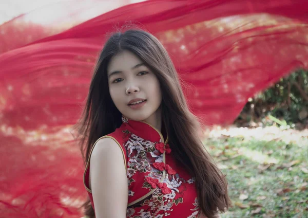 Junge Schöne Dame Trägt Chinesisches Rotes Kleid Porträt Des Models — Stockfoto