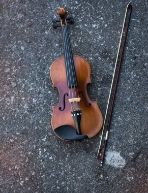 Keman ve yay grunge altyüzü arka plan koymak, akustik enstrüman detaylarını göstermek, etrafında bulanık ışık