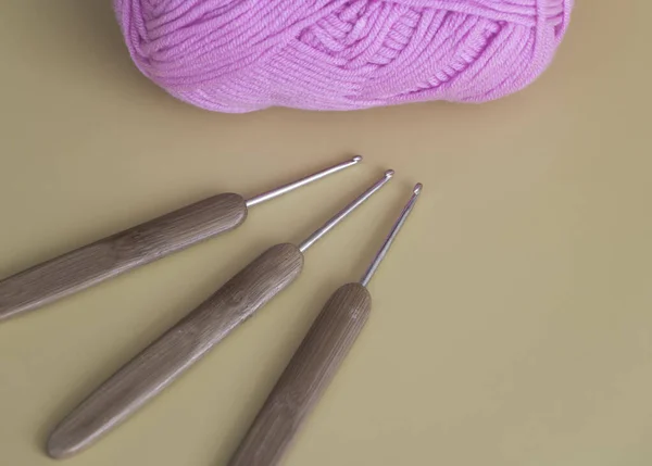 Three Crochet Hooks Put Half Pink Yarn Background — Stock Photo, Image
