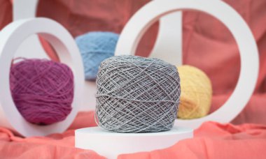 Arkaplana koyulan gri örgü ipliğinin seçici odak noktasında, bulanık ışık etrafınızda