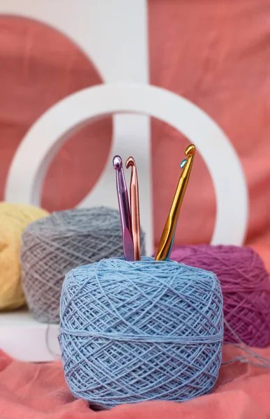 Selective Focus Crochet Hook Blue Yarn Put Background Blurry Light — Stock Photo, Image