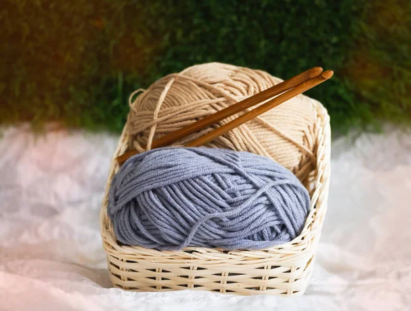 Closeup Yarn Ball Wood Crochet Hook Put Woven Basket Blurry — Stock Photo, Image
