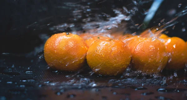 Fruit Orange Mouillé Par Les Éclaboussures Eau Lumière Floue Autour — Photo