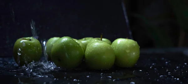 Green Apples Water Drops Put Wet Background Blurry Light — Stock Photo, Image