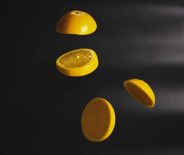 Fruit Orange Tranché Flottant Dans Air Fond Noir Lumière Floue — Photo