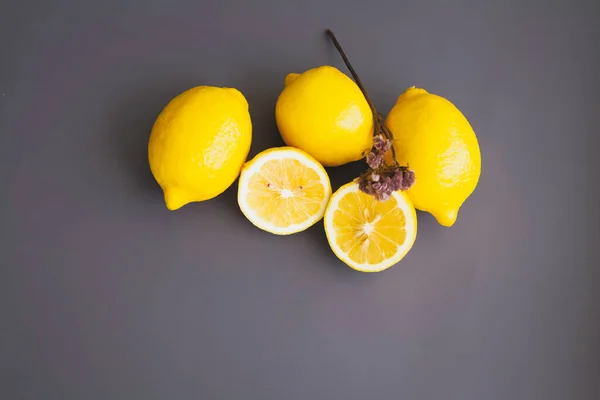 Limón Con Cáscara Amarilla Puesto Junto Flor Seca Sobre Fondo —  Fotos de Stock