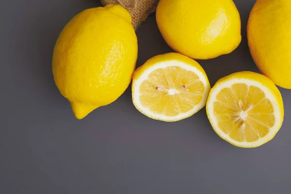 Limón Puesto Sobre Fondo Piel Amarilla —  Fotos de Stock