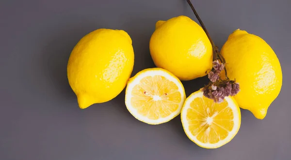 Limón Con Cáscara Amarilla Puesto Junto Flor Seca Sobre Fondo — Foto de Stock