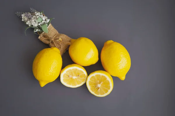 Limón Con Cáscara Amarilla Puesto Junto Flor Seca Sobre Fondo —  Fotos de Stock