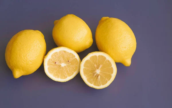 Limón Puesto Sobre Fondo Piel Amarilla — Foto de Stock