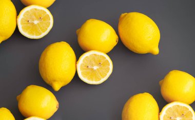 Arkaplanda sarı kabuklu bir Lemon grubu