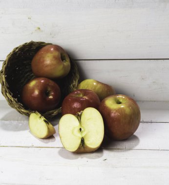Elma grubu ahşap tahtanın üzerine, bulanık bir ışık koydu.