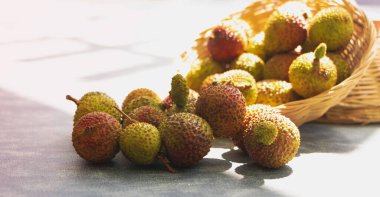 Çinli Lychee 'nin Gruop' u arka planda, bulanık ışık etrafında