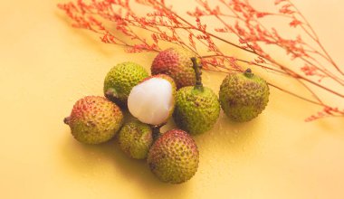 Bir grup Çinli Lychee arka planda, bulanık ışık etrafında