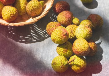 Çinli Lychee grubu arka planda, güneş ışığının kabuktaki yansıması, bulanık ışık.