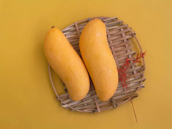Zwei Thailändische Mangos Mit Gelber Schale Und Getrockneter Blume Auf — Stockfoto