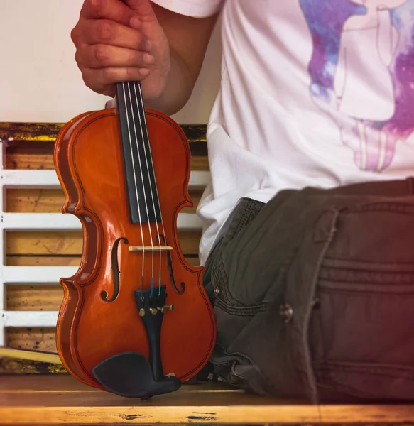 Selektiven Fokus Der Geige Wurde Durch Verschwommene Menschliche Hand Gehalten — Stockfoto