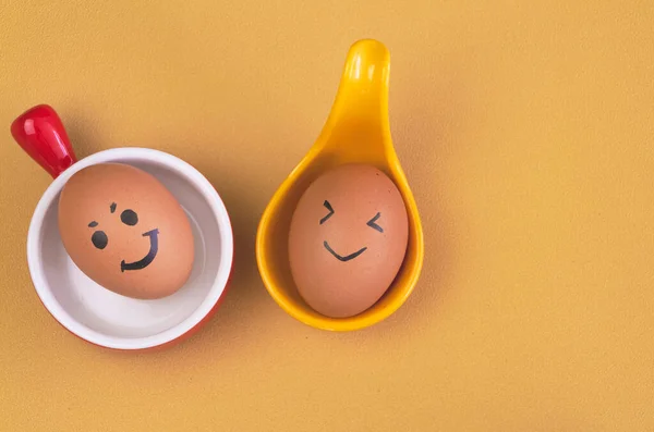 Два Яйця Коричневою Шкаралупою Намальовані Чорним Чорнилом Тему Посмішка Обличчя — стокове фото