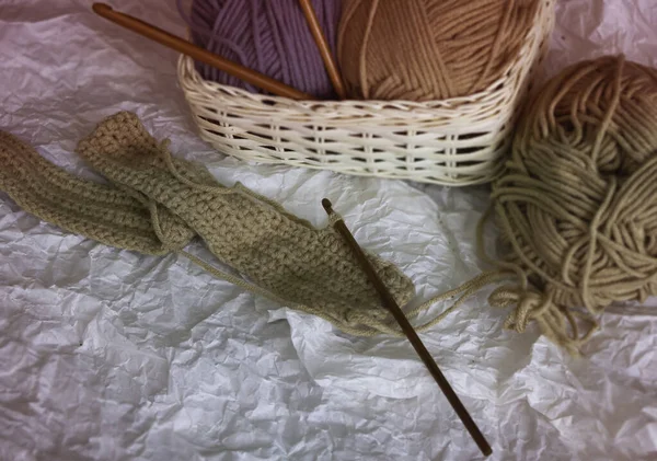 크로셰 Wood Crochet Hook 작업에 초점을 맞추고 배경에 털실로 주위에 — 스톡 사진