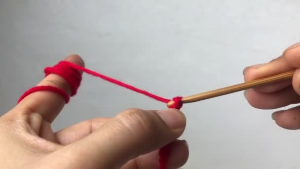 編み作業のためのかぎ針編みのフックと糸を使用して女性の手 — ストック動画