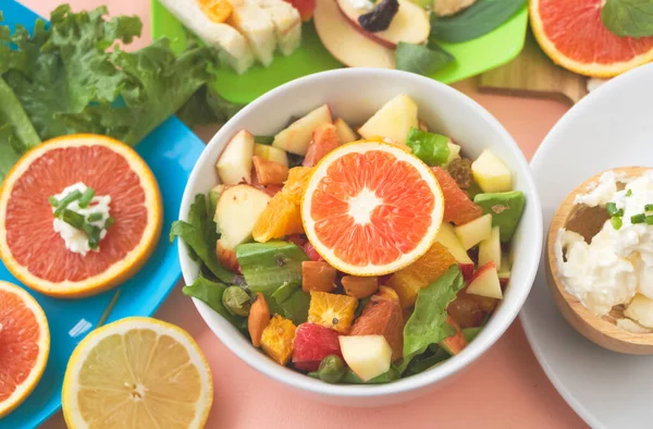 Snijd Appel Avodaco Sinaasappel Appel Grapefruit Fruit Salade Gemengde Kom — Stockfoto