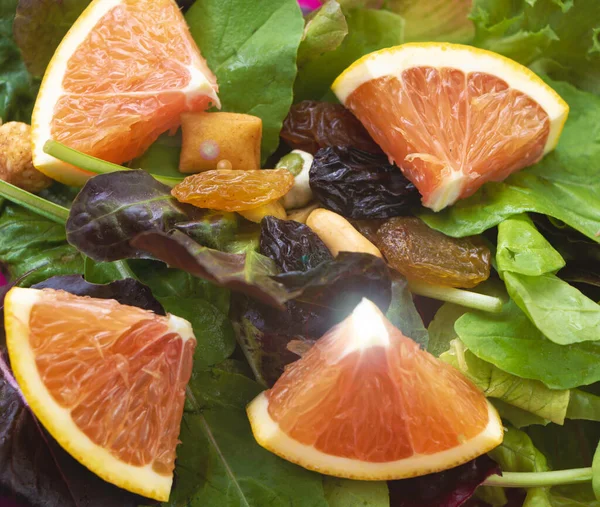 Snijd Sinaasappel Groene Groente Met Bonen Rozijnen Salade Gemengd Lens — Stockfoto