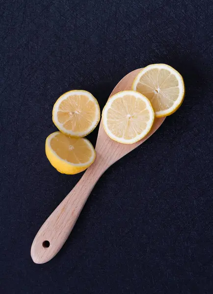 Lonchas Limón Con Pulpa Amarilla Cáscara Poner Cuchara Madera —  Fotos de Stock