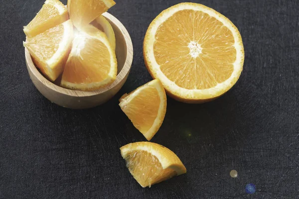 Cortado Naranja Puesto Lado Taza Madera Borrosa Con Fruta Sobre —  Fotos de Stock