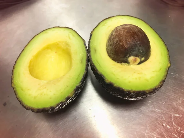 Närbild Cutted Avocado Med Mjuk Massa Och Stora Frön — Stockfoto