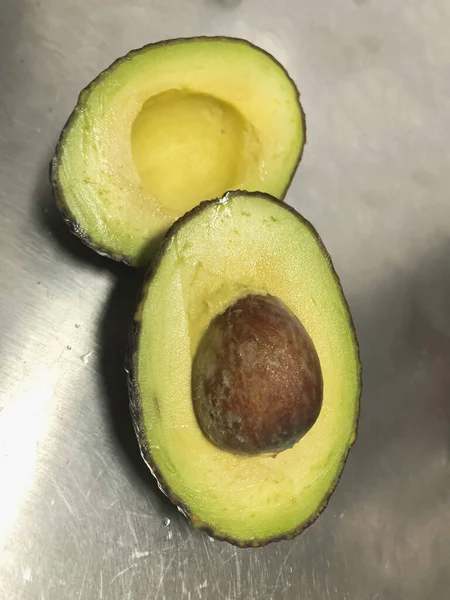 Closeup Avocado Geschnitten Mit Weichem Fruchtfleisch Und Großen Kernen — Stockfoto