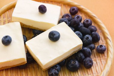 Arka planda yabanmersinli peynirli turta, bulanık ışık...