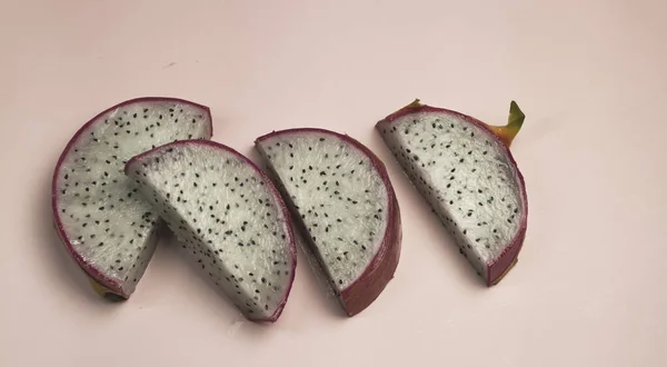 Gesneden Dragon Fruit Met Sappige Pulp Pastelachtergrond — Stockfoto