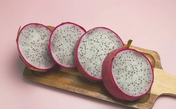 Geschnittene Drachenfrucht Auf Holztablett Gelegt Pastellfarbener Hintergrund — Stockfoto