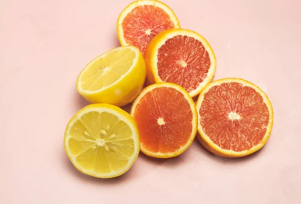 Cuatro Piezas Naranja Limón Rodajas Con Pulpa Jugosa Puestas Sobre — Foto de Stock